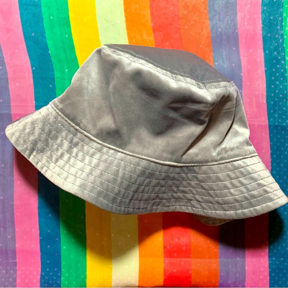🩶 UO 🩶 Silver Velvet Bucket Hat 🩶 NWOT 🩶 Grey Lined Interior 🩶 One Size 🩶 - Picture 2 of 11
